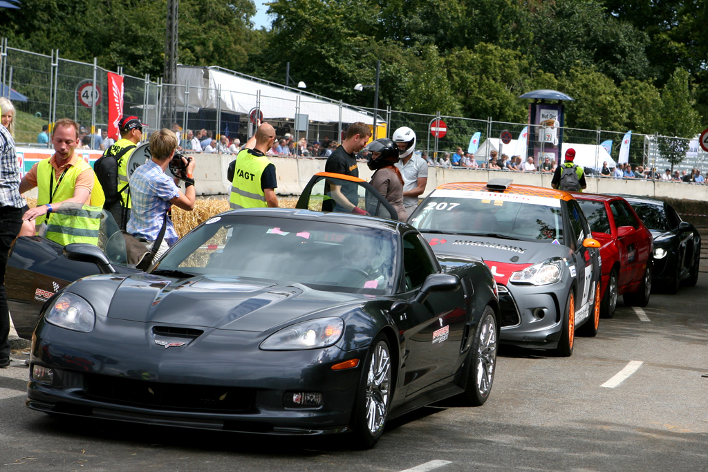 Publikum på vej i bilerne, men de frivillige fik sved på panden
(Foto: Motorsporten.dk)